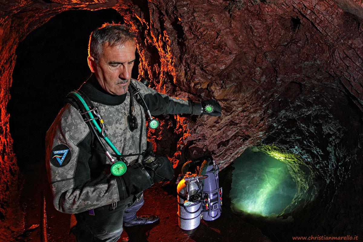 Subacqueo con muta stagna in trilaminato in immersione